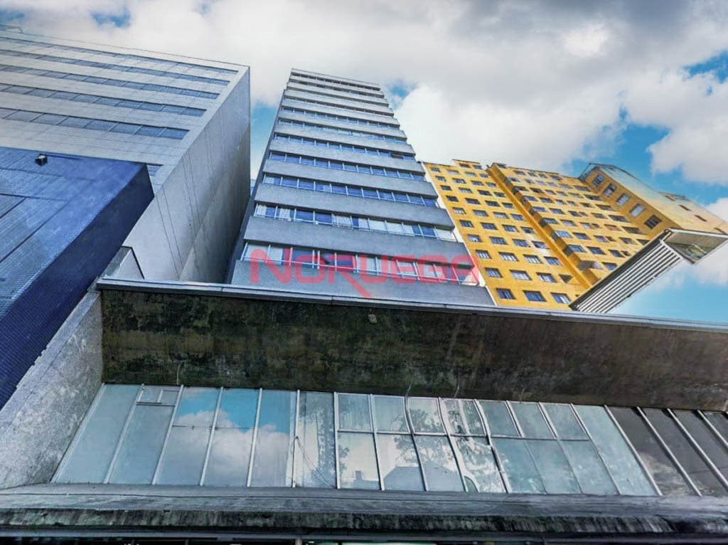 Sala Comercial para Locação no Centro de Curitiba-PR: 1 Sala, 2 Banheiros, 54m² de Área. Venha Conferir!
